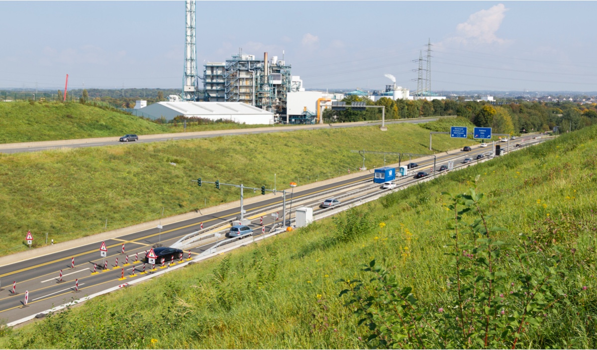 Autobahnabschnitt mit Fahrzeugdifferenzierung zur Leitung des Verkehrs